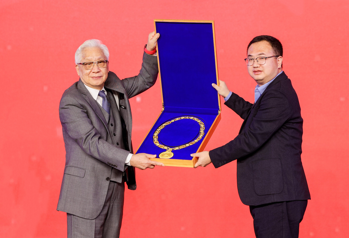 马兰花儿童声合唱团代表——河北省保定市阜平县副县长赵晓东从全山石手中接过皇冠
美堉奖金质奖章.jpg 马兰花儿童声合唱团代表——河北省保定市阜平县副县长赵晓东从全山石手中接过皇冠
美堉奖金质奖章.jpg